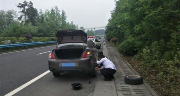 如果在高速公路上爆胎了怎么办